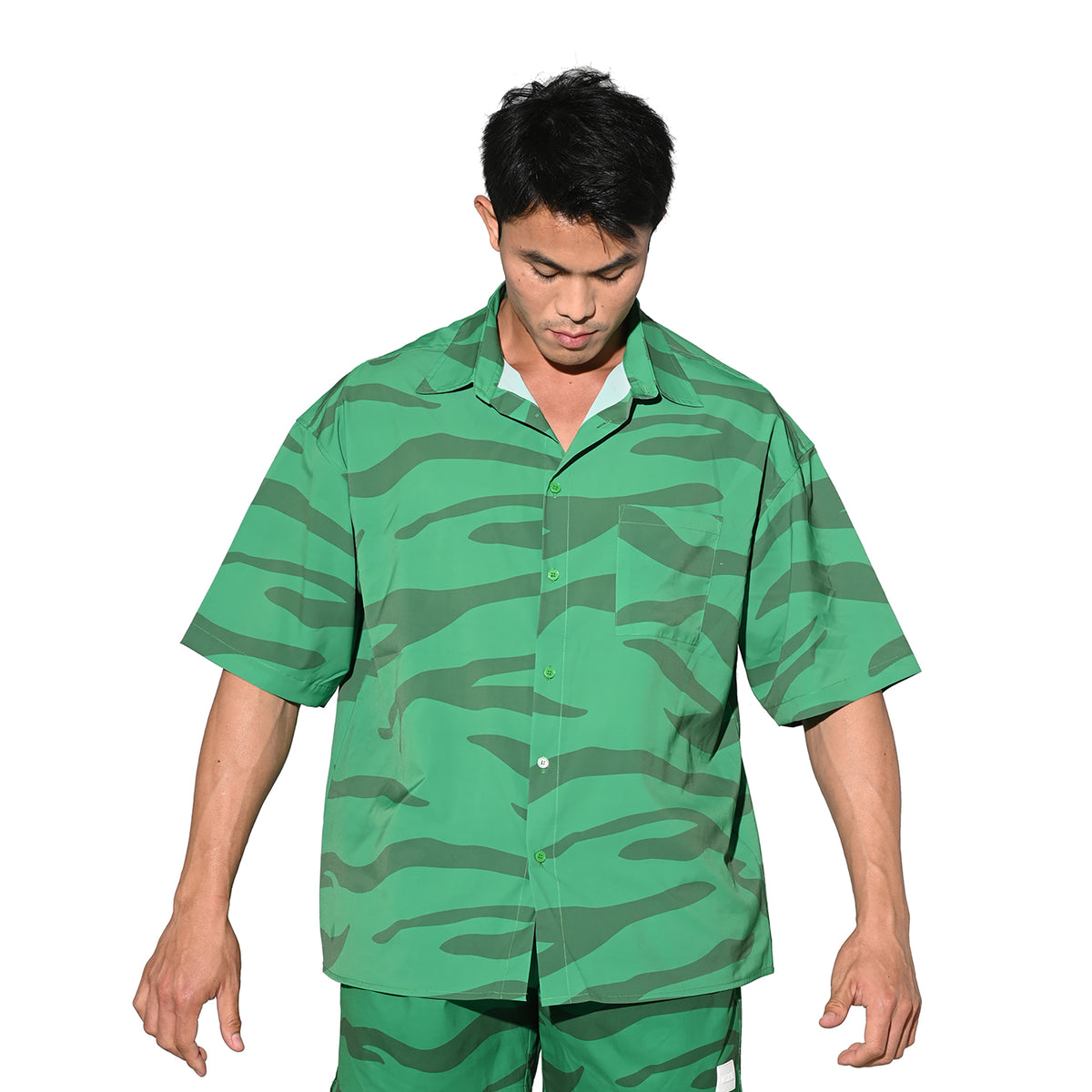 DESMIIT Men's Camo Print Short Sleeve Button Down, Loose Fit Non-Stretch Nylon Camp Collar Vacation Shirt with Chest Pocket  T3504